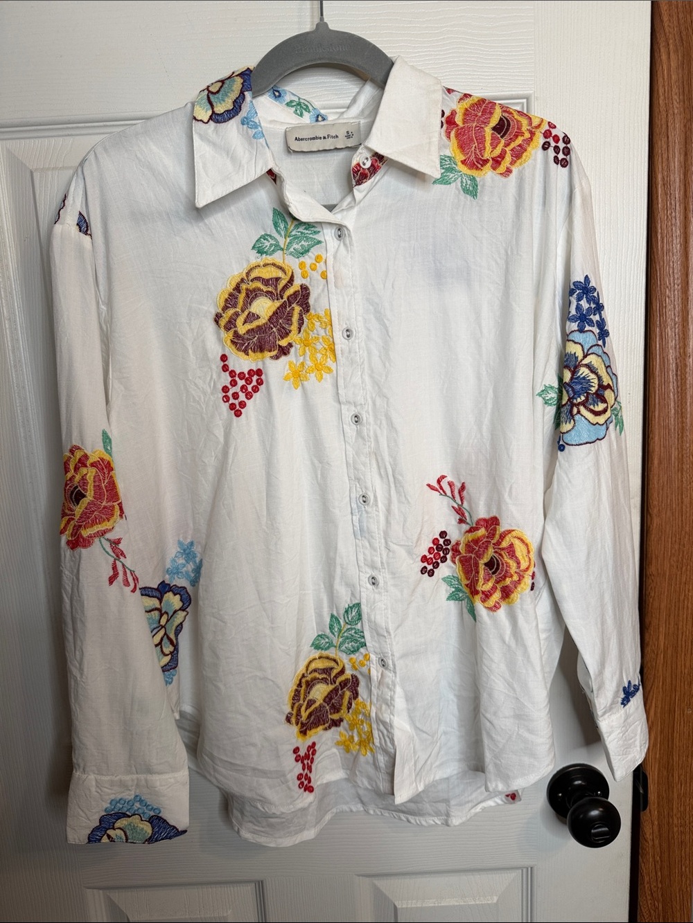 Abercrombie & Fitch White Button-Up Shirt with Multicolor Floral Embroidery